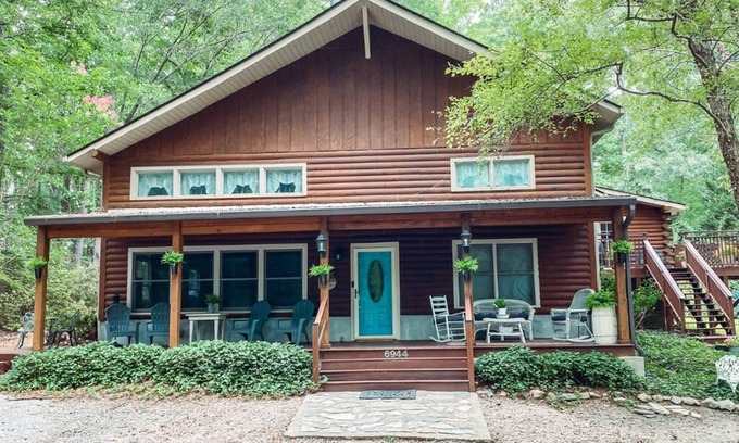 Cary Cabin | Serene Log Cabin Haven: Experience Rustic Charm in Cary- families welcome!