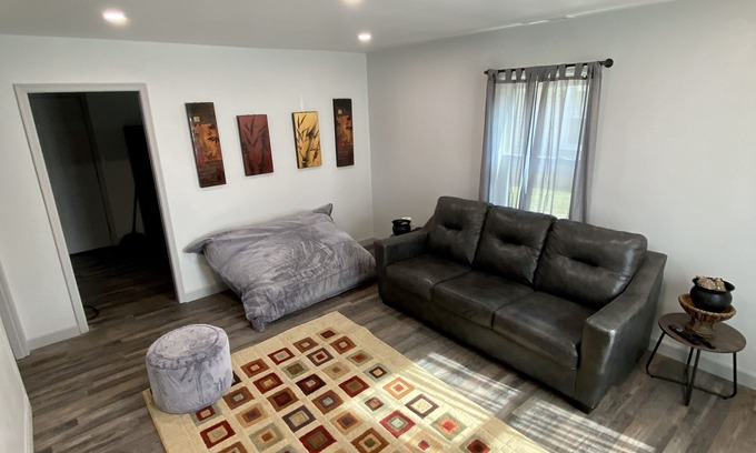 Birmingham House | Serene & Modern | 5★ Location, ♛Queen Bed, Parking