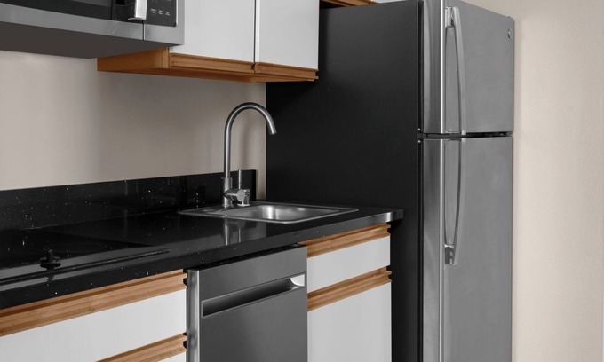 Pleasanton Hotel | Serene Pleasanton Retreat Close to Wine Country | 2 Spacious Rooms, Free Parking