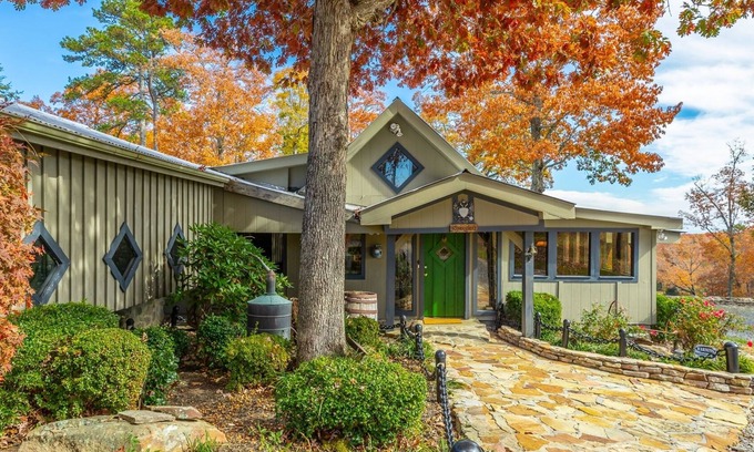 Signal Mountain Cabin | Serenity`s Cabin | 100 y/o Cabin in the Mtns| Walking trails + Ponds