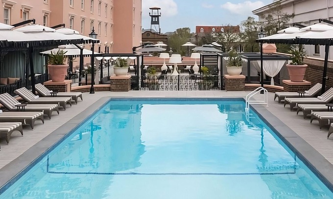 Charleston Historic District Hotel | Seven Minutes on Foot to Old Exchange and Provost Dungeon! Pool, Pets Allowed!