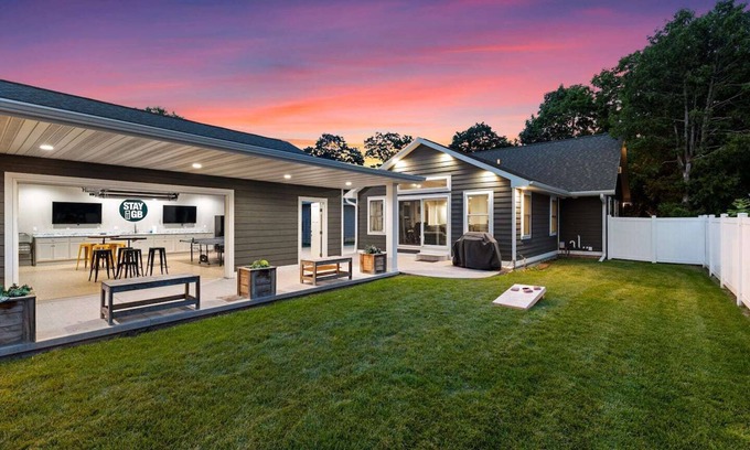Green Bay House | SGB4- Steps to Lambeau, Big Groups: 9 Beds!