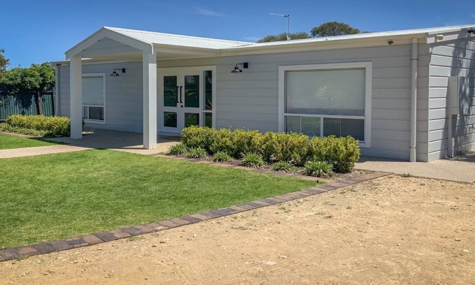 Lake Wangary House | Shack 207 has been stunningly renovated, and has quickly become a Coffin Bay favourite.