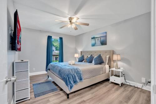 Clarksville House | Shades Of Gray Clean, Updated, & Comfy