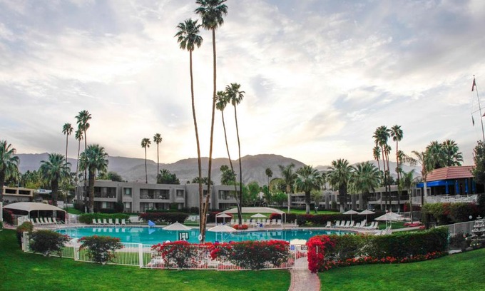 Palm Desert Resort | Shadow Mountain Resort