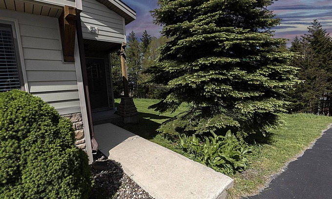 Snowshoe House | Shamrock 41 : Charming and lovely TH w/mudroom for bikes! Close to trails!