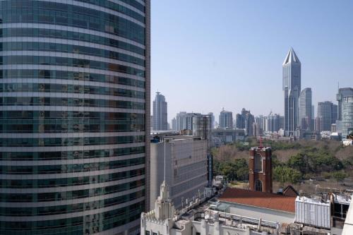 Downtown Shanghai Apartment | Shanghai Yidu Homestay-160m from People's Square subway station and close to the Bund