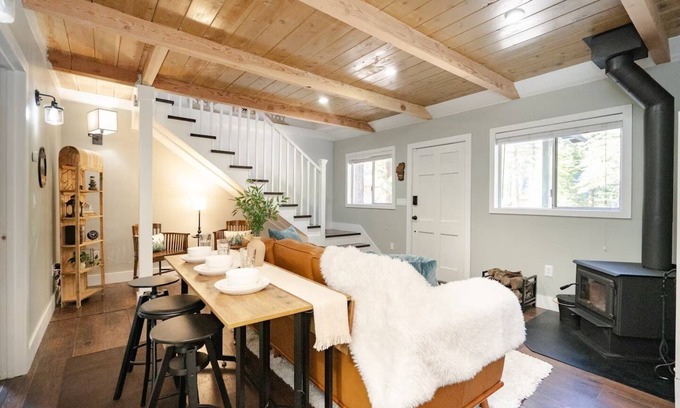 South Lake Tahoe Cabin | Shangri-La Lake Tahoe w/Fireplace, & E-Bikes