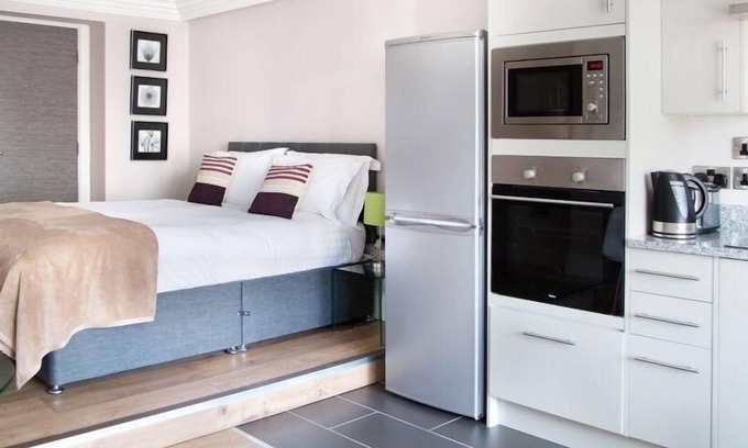 Harrogate City Centre Apartment | Sharply Decorated Studio Apartment w/ Kitchen & WiFi - Steps to Dining & Shops