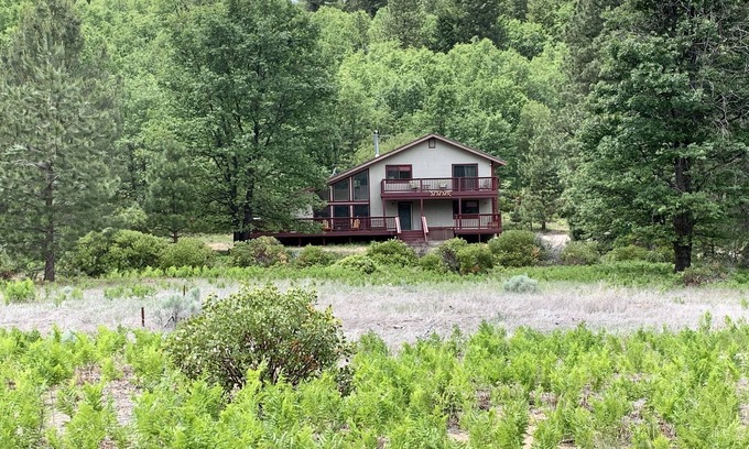 Weed House | Shasta Retreat on 35 Acres, Panoramic Mountain Views, Hot tub, Sauna, Starlink