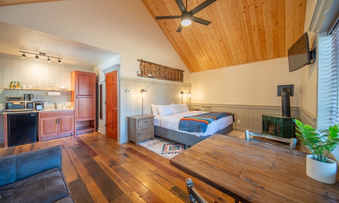 McCloud Cabin | Shasta View Lodge - Cabin 1