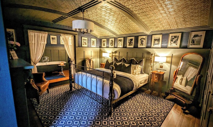 Belfast Cabin | Sheddington Manor -2 Bedroom Guest House & Cinema