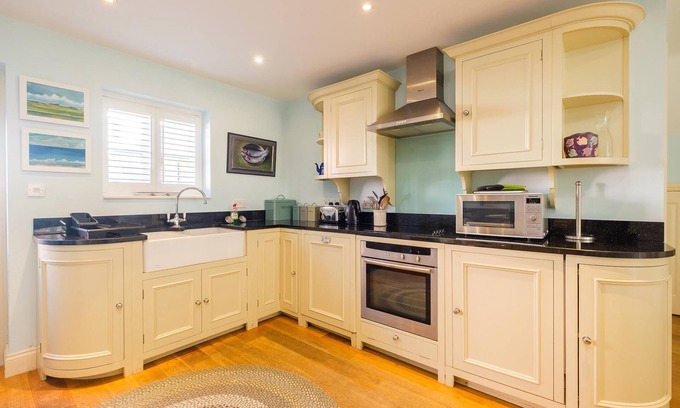 Aldeburgh Apartment | Shell Cottage - sleeps 8 guests in 4 bedrooms