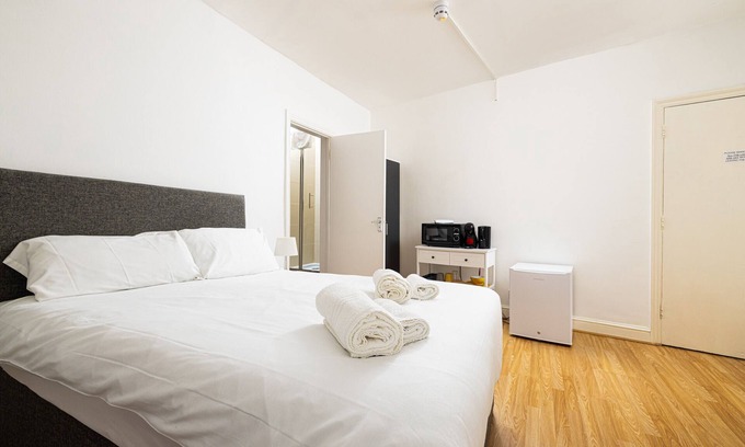 Shepherd's Bush Bed & Breakfast | Shepherd's Bush 8 suite room for 2 people