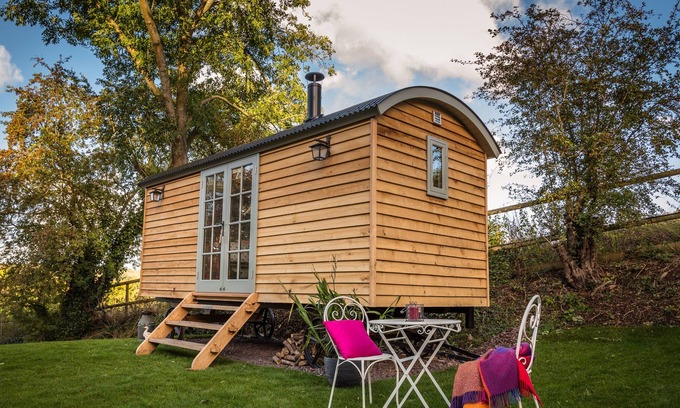 Dundon Cabin | Shepherd's Hut heaven - a cosy retreat with kitchen and bathroom!