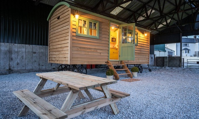 Beaworthy Other | Shepherd's Hut in Devon by Scenic Lake
