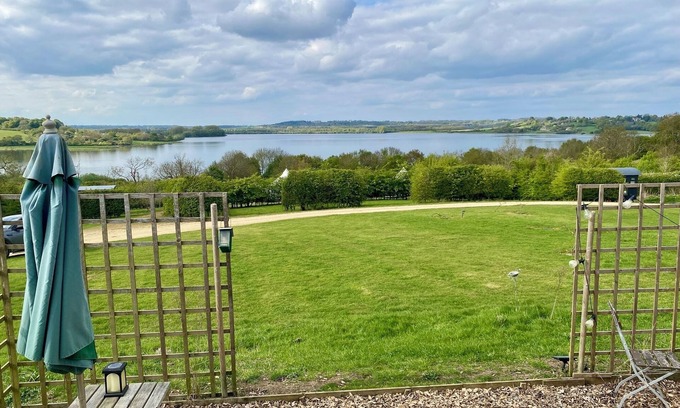 Longdon Cabin | Shepherd's Hut With Wood-Fired Hot Tub And Epic Views Over Rutland Water