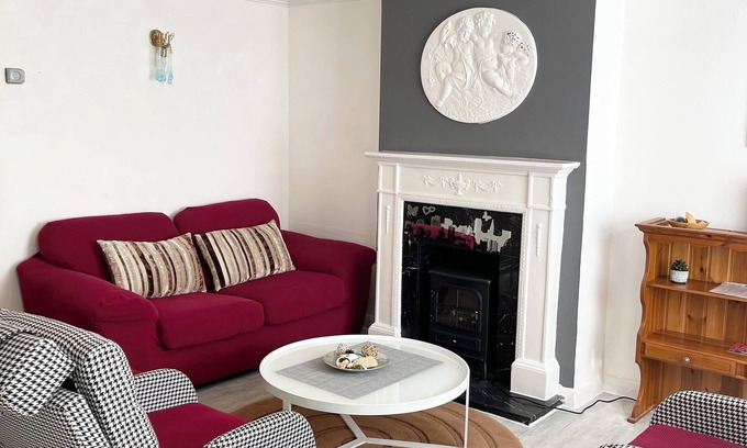 Redbridge House | Shepherds House- Spacious 3/4 Bedroom