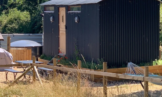 New Forest District Cabin | Shepherds Hut with Scandinavian Hot Tub and hydromassager