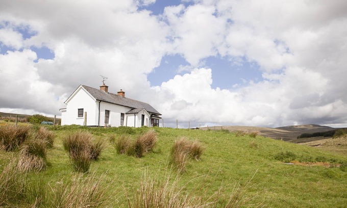 Omagh Cottage | SHEPHERDS' RETREAT, pet friendly, with open fire in Gortin