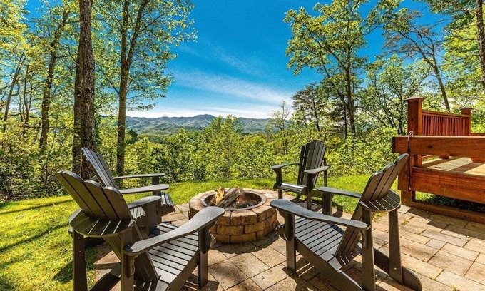 Qualla Cabin | Shooting Star Ridge: A cozy 2-bedroom cabin in Whittier, NC