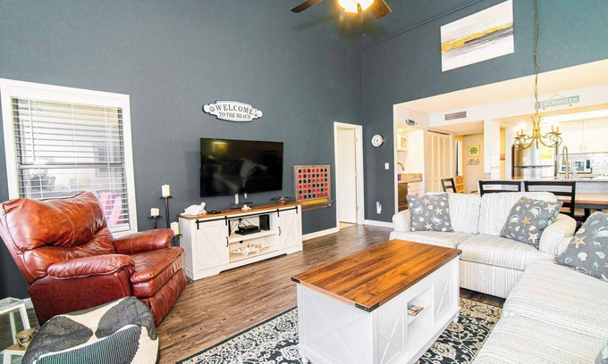 Myrtle Beach Condo | Shore Dr Lake View Retreat w Pools and Pickleball