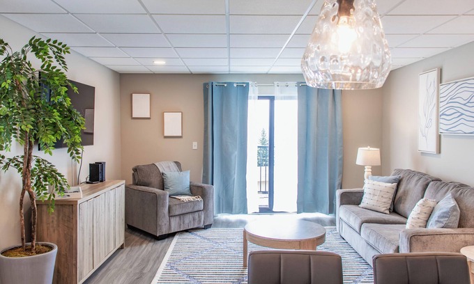 East Hillside Apartment | Shore View Haven | In the Heart of Downtown