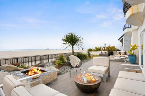 South Mission Beach House | Shoreline by AvantStay Spectacular Beachfront Home w Fire Pit Spa Pool Table