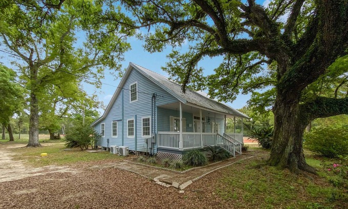 Oak House | SHORT DRIVE TO BEACH, NEAR SPORTS PLEX IN GULF SHORES!