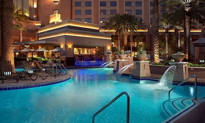 Las Vegas Hotel | Short Walk to Adventure Dome Theatre Park | Relaxing Room w/Full Kitchen