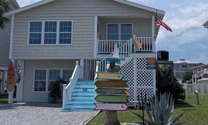 Holden Beach Cottage | Short walk to the beach Dog friendly too! Docking for boaters!