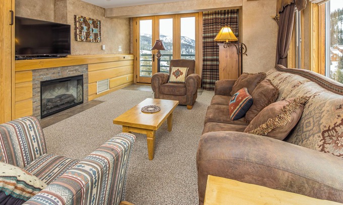 Big Sky Condo | Shoshone Ski-In/Out w/amazing views, community hot tub/pool/fitness center & fireplace!