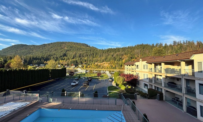 Sicamous Condo | Sicamous - Spacious canal front condo with boat slip