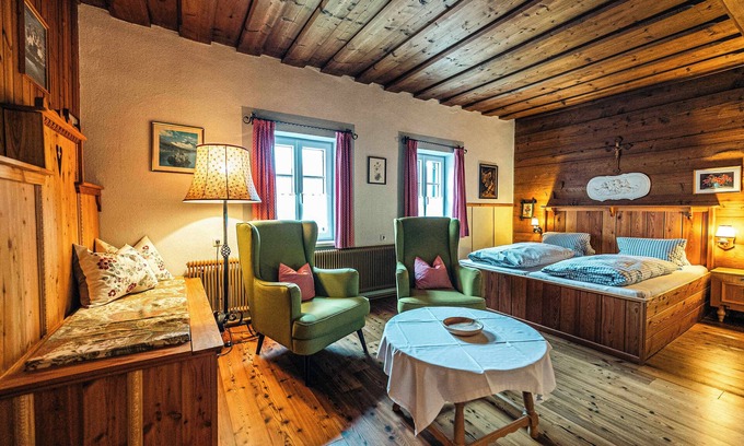 Altaussee Apartment | Sieglgut: Schnitzler Apartment |Kitchen |Parking