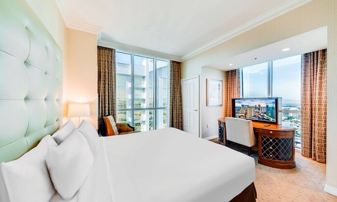 Las Vegas Hotel | Signature 1BRM Balcony Suite by Jet Luxury