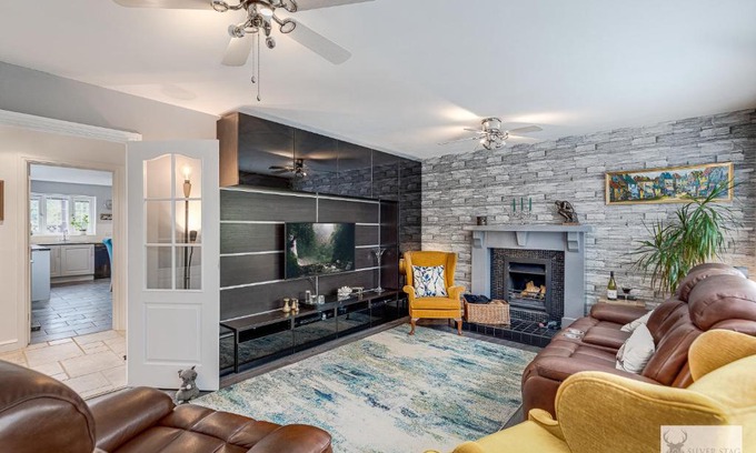 Markfield Villa | Silver Stag Properties Large 4 bed Property