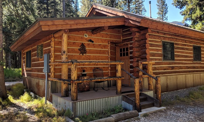 Silver Gate Cabin | SilverTip Cabins-Next to Yellowstone's NE Entrance, Silver Gate, MT