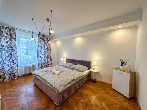 Zvolen Apartment | Simcity I City square w balcony 24 7 self check-in 1 min walk to Europa shopping mall