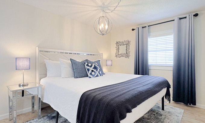 Salem House | Simply Salem Suite - Firepit - Dogs Welcome