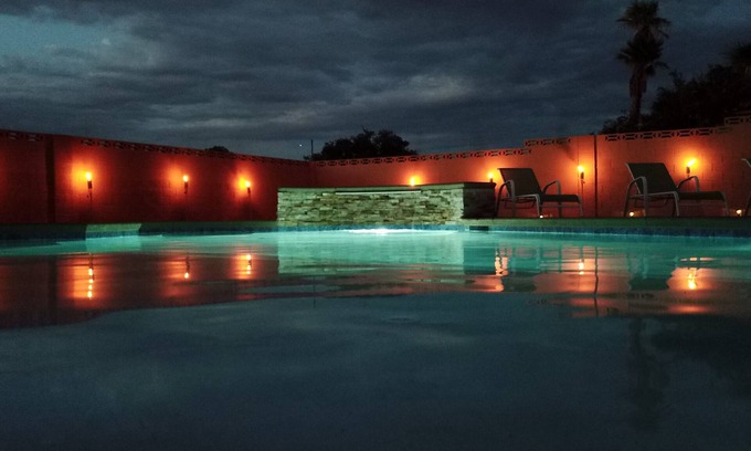 Paradise House | Sinatra-Themed Las Vegas House 6 bedroom with Pool & Game Room