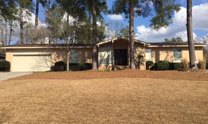 North Augusta House | Single Family 3 bedroom 3.5 bath with inground pool and pool house.