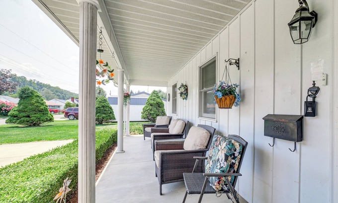 Sistersville House | Sistersville Home w/Sunroom: Half-Mi to River