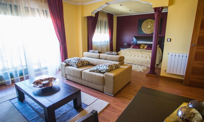 Carril House | Situada en el paseo de la playa Compostela