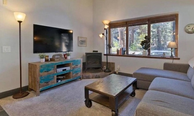 Mammoth Lakes Cabin | Ski Cabin - Steps to Mammoth Village!