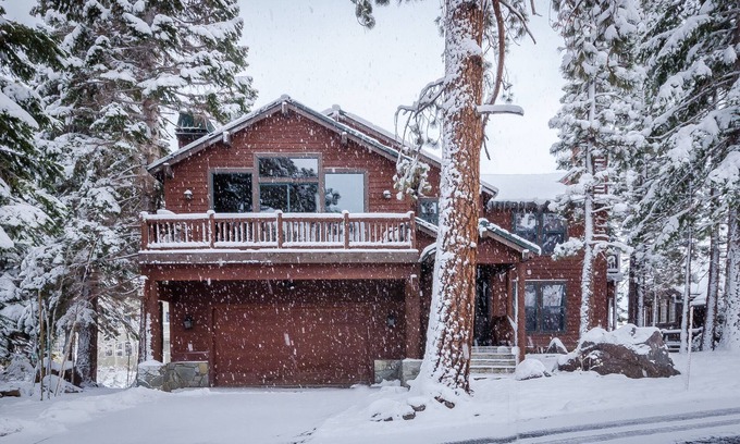 Mammoth Lakes House | Ski-in/Ski-Out 5 Bedroom Luxury Home