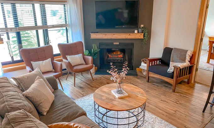 Snowshoe Condo | Ski In Ski out/Indoor & Outdoor Pools & Hot tubs/Luxury condo