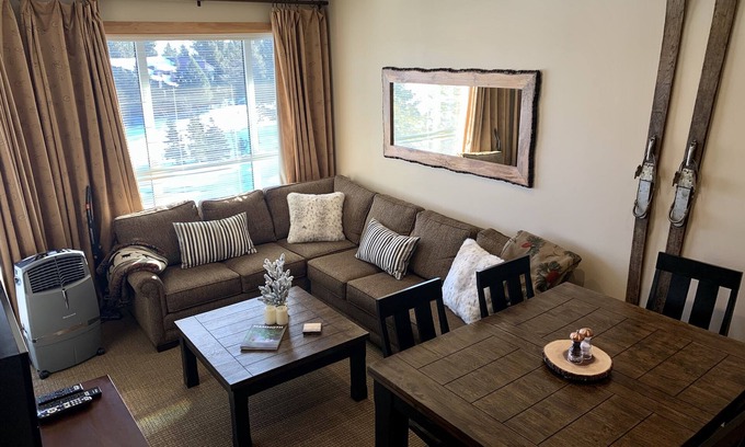 Mammoth Lakes Condo | Ski-In/Ski-Out - Top Floor - Juniper Spring Lodge Unit 533