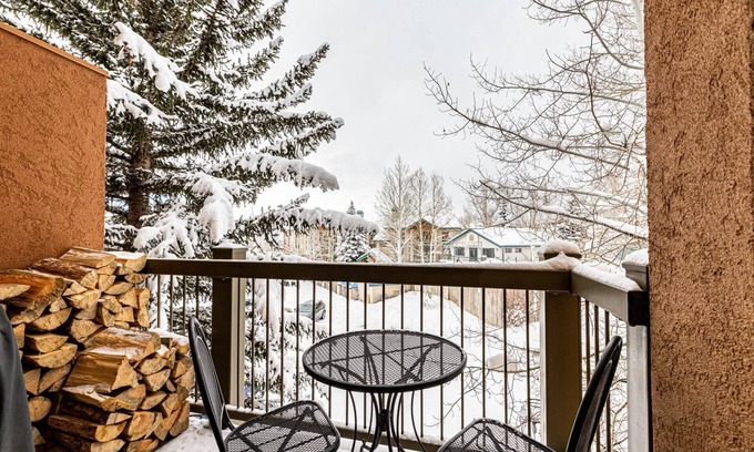 Steamboat Springs Condo | Ski Out/Hike In-Top Floor-Private Grill+Heated Pool-Hot Tub-Gym Access-Wood Fireplace-Elevator-Deck
