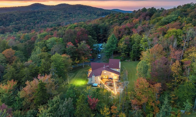 West Dover House | Ski & Play in Style-Luxury Mt. Snow Getaway-HotTub