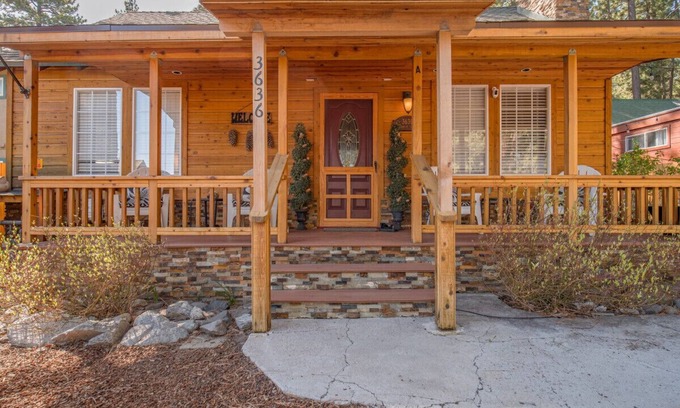 South Lake Tahoe Cabin | Ski Run Retreat: Cozy Tahoe Cabin